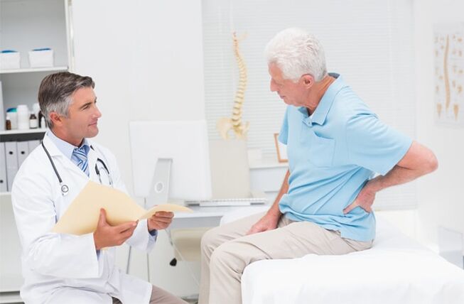 A patient with arthrosis during a doctor's appointment