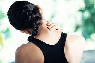 Discomfort with movement in the neck is a symptom of osteochondrosis